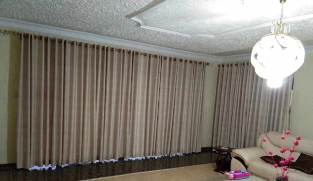 Wall-to-wall curtaining, family lounge