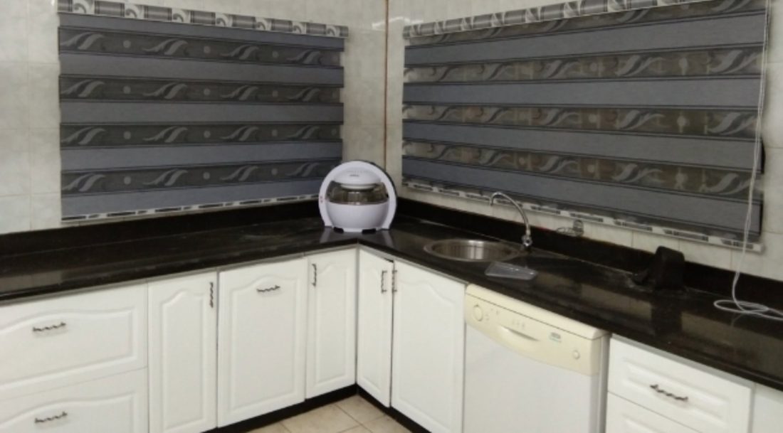 Corner kitchen blinds